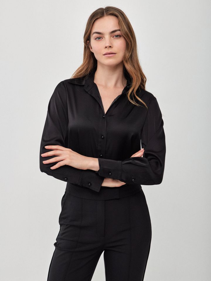 חולצה סטן דמוי פנינים בצבע שחור