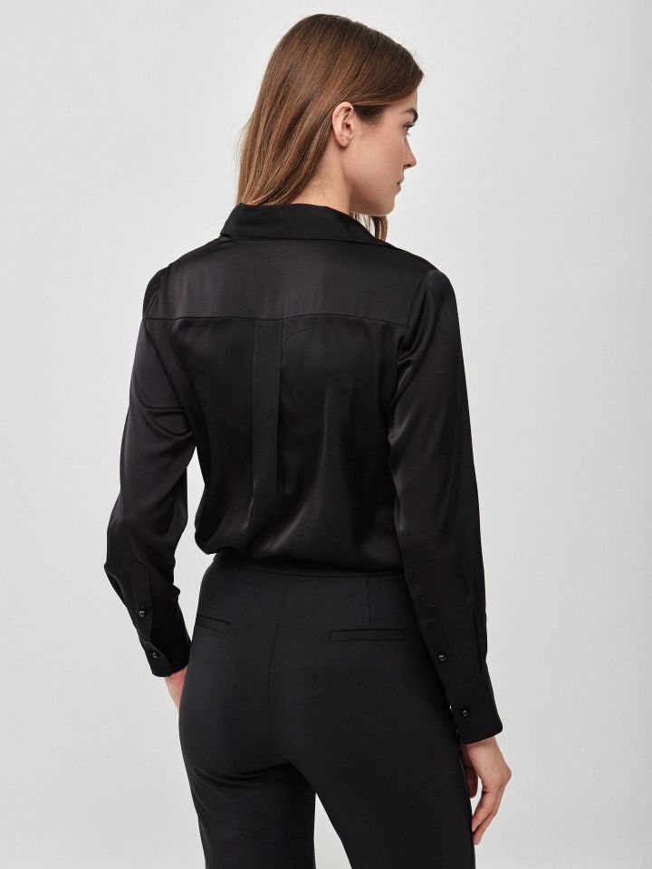 חולצה סטן דמוי פנינים בצבע שחור