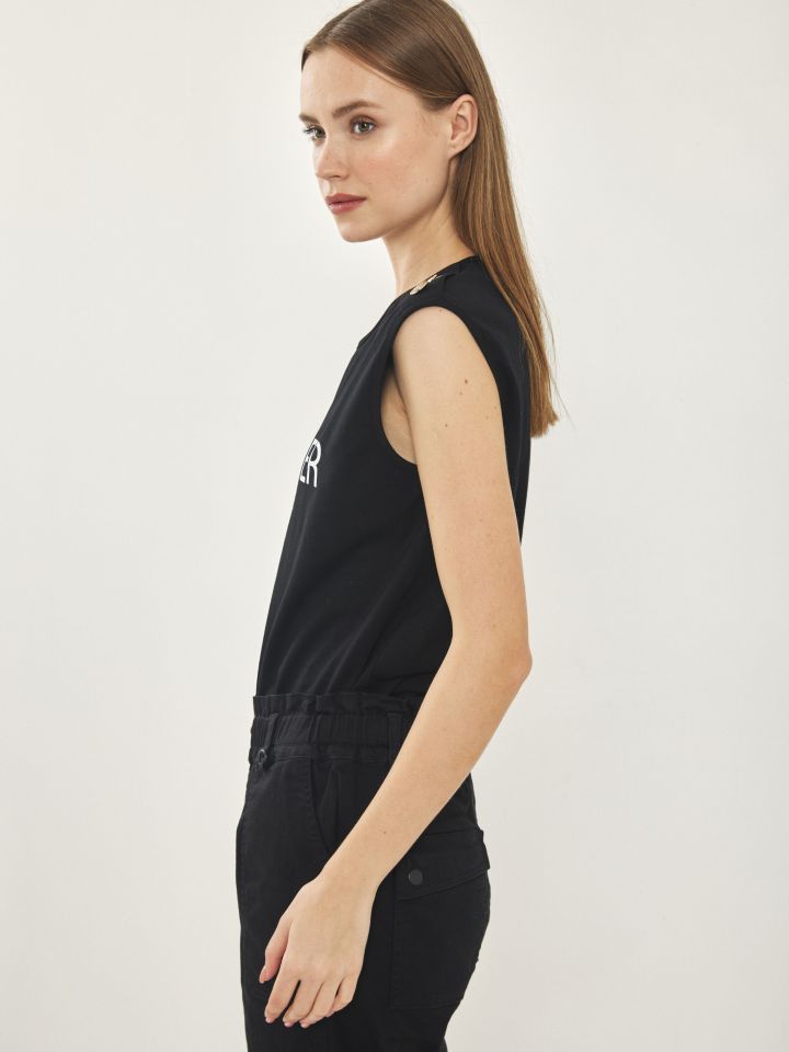 חולצה דפוס כפתורים בכתפיים PROMO בצבע שחור