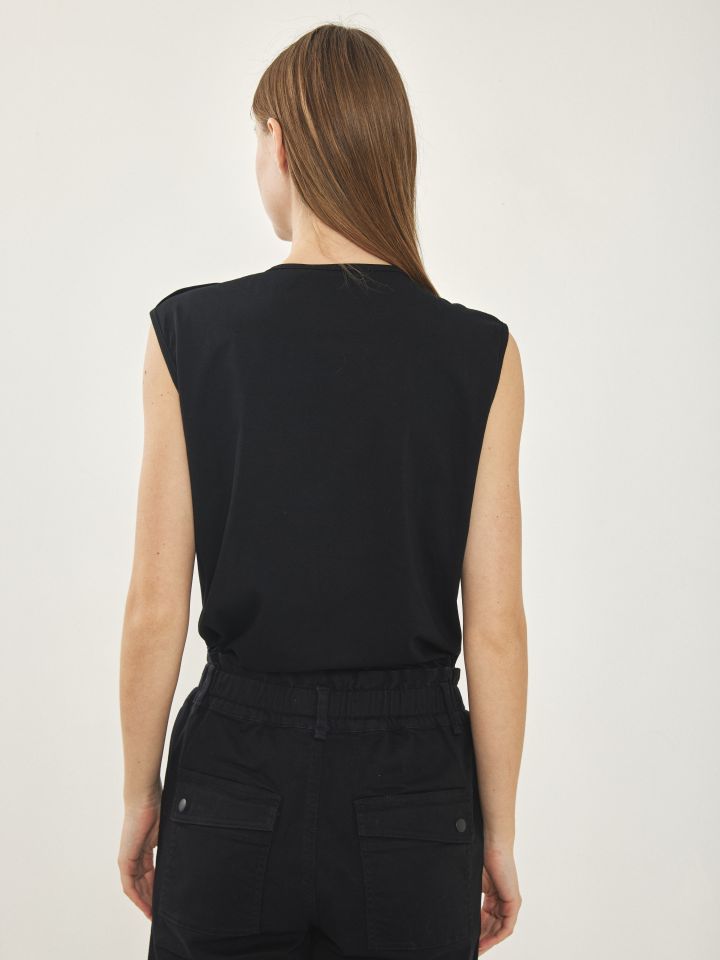 חולצה דפוס כפתורים בכתפיים PROMO בצבע שחור