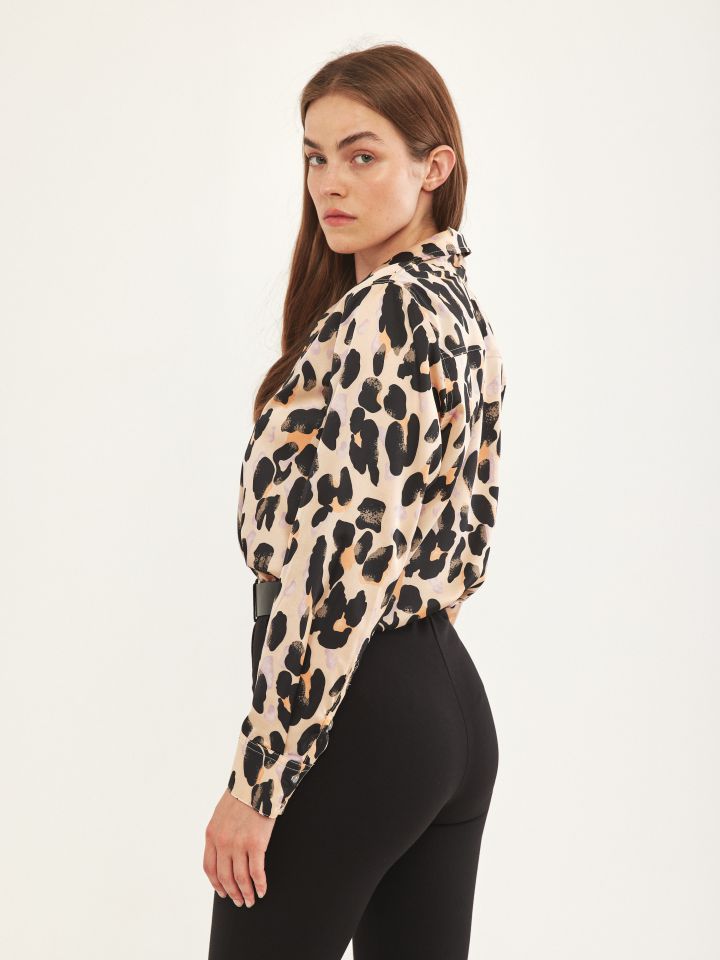 חולצה סטן דפוס בצבע מנומר