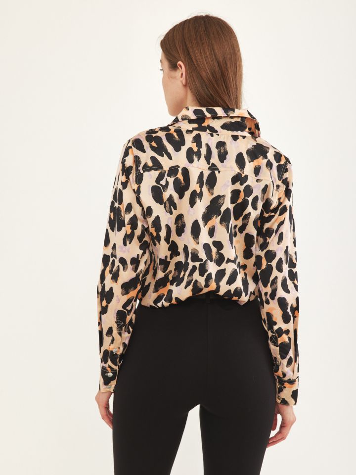 חולצה סטן דפוס בצבע מנומר