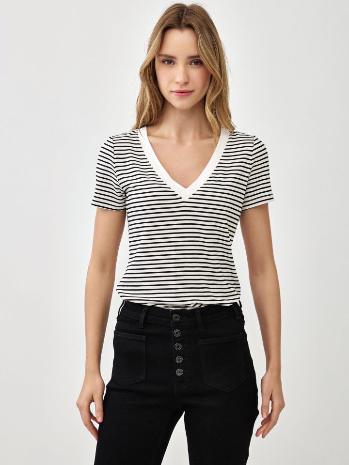 חולצה V פסים PROMO בצבע שחור