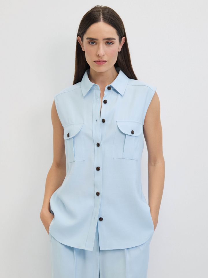 חולצה כיסים ללא שרוול בצבע תכלת