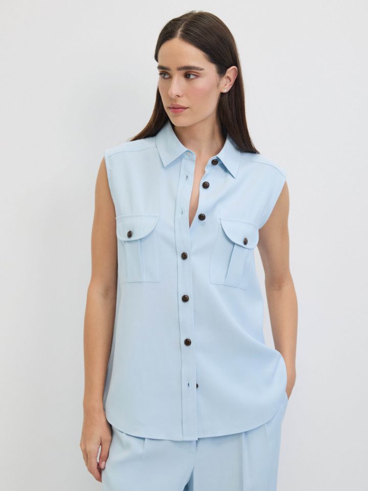 חולצה כיסים ללא שרוול בצבע תכלת