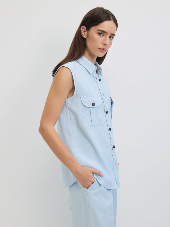 חולצה כיסים ללא שרוול בצבע תכלת