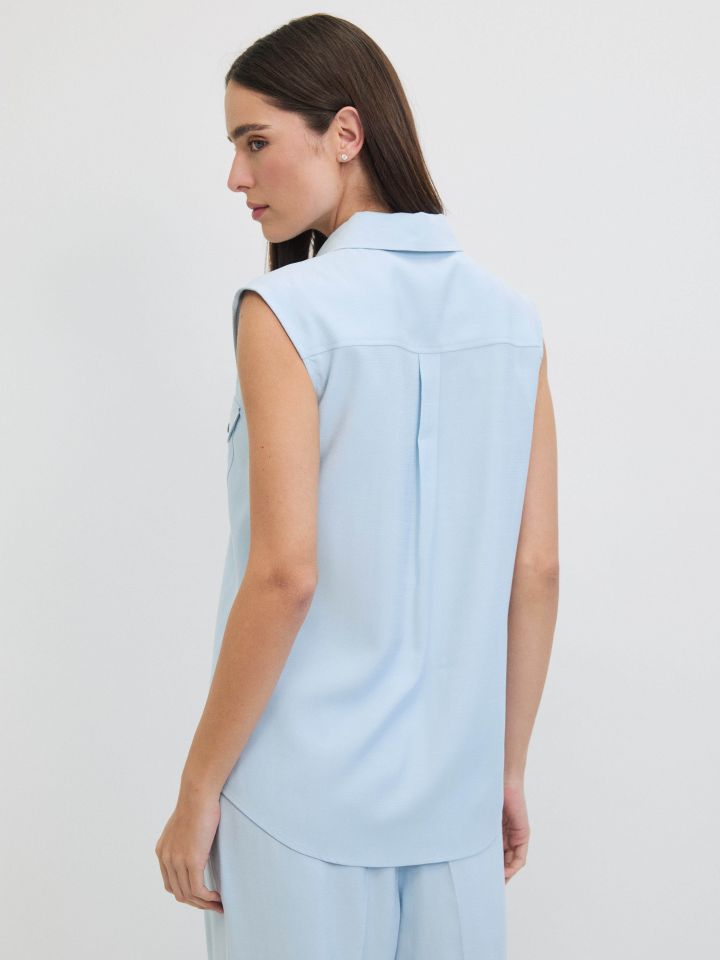 חולצה כיסים ללא שרוול בצבע תכלת