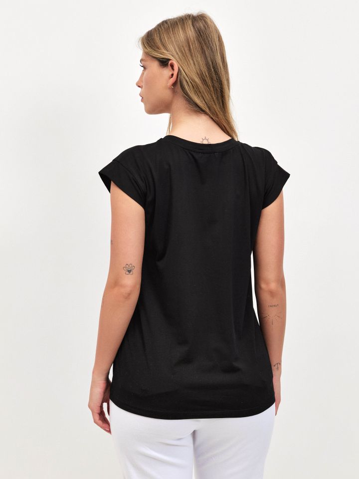 חולצה דפוס דמוי פנינים PROMO בצבע שחור