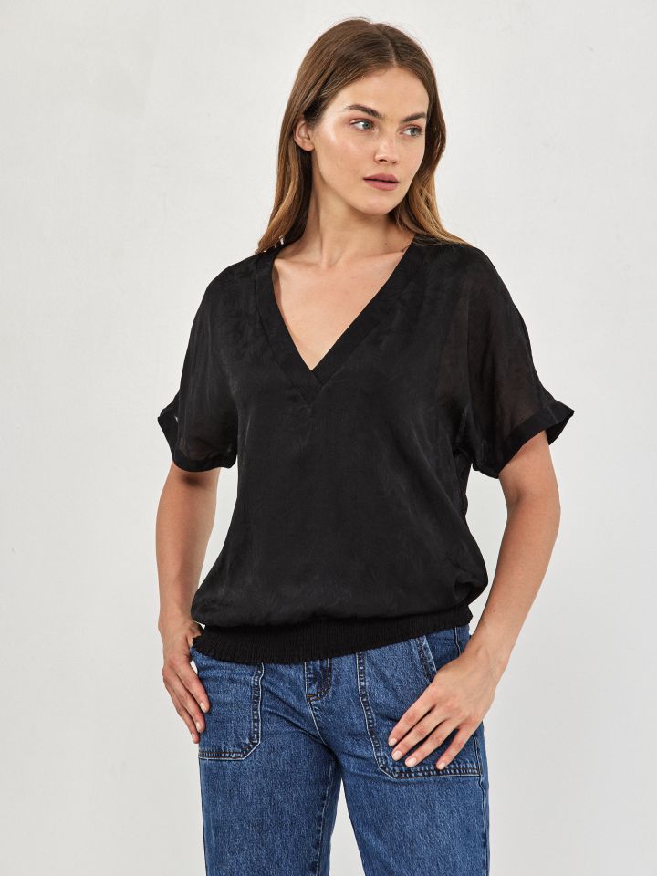 חולצה V פרחים צרובים בצבע שחור