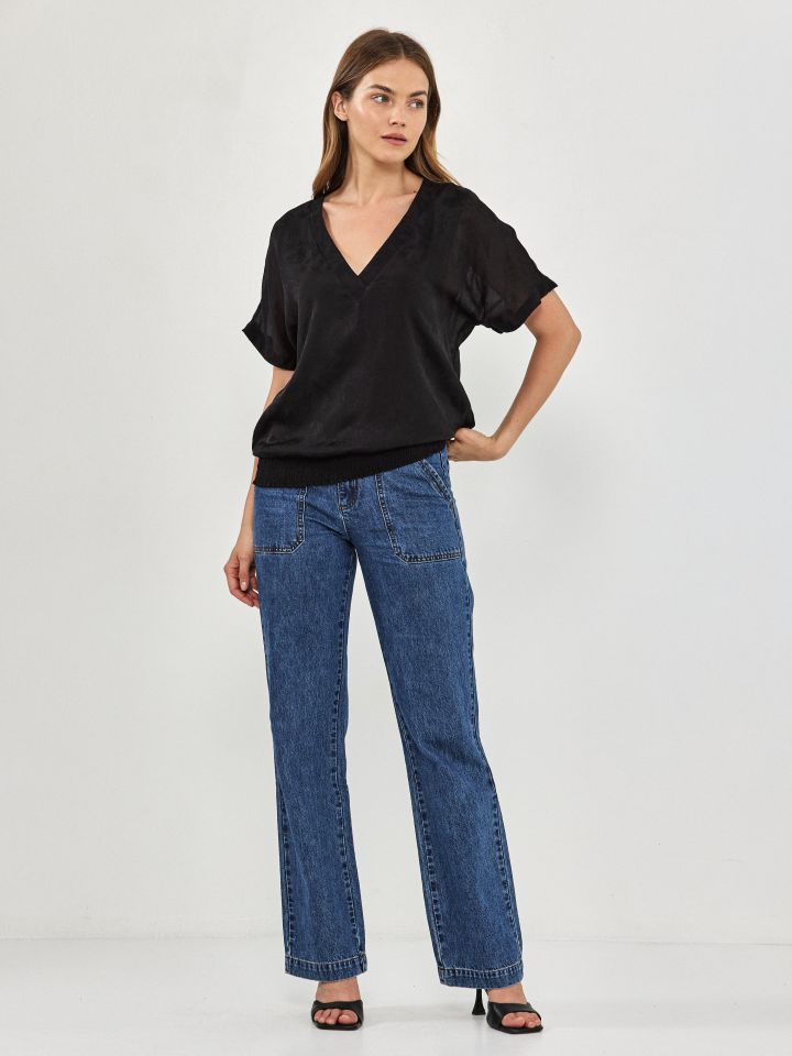 חולצה V פרחים צרובים בצבע שחור