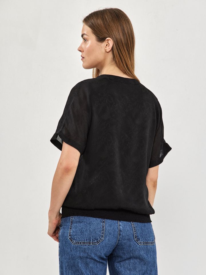 חולצה V פרחים צרובים בצבע שחור