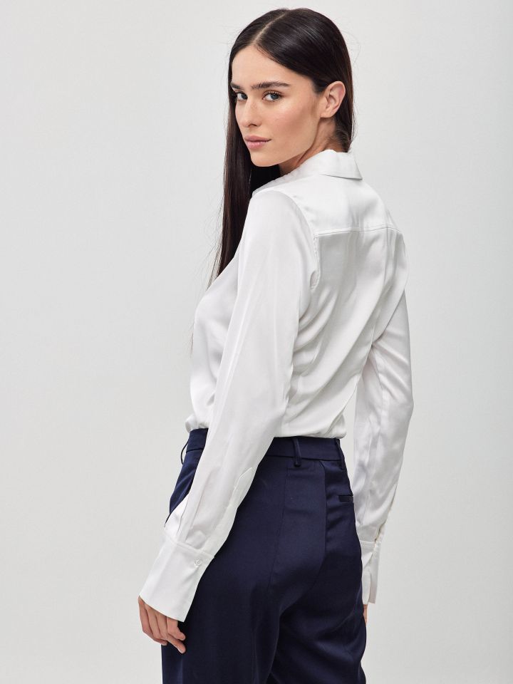 חולצה סטן מכופתרת PROMO בצבע לבן