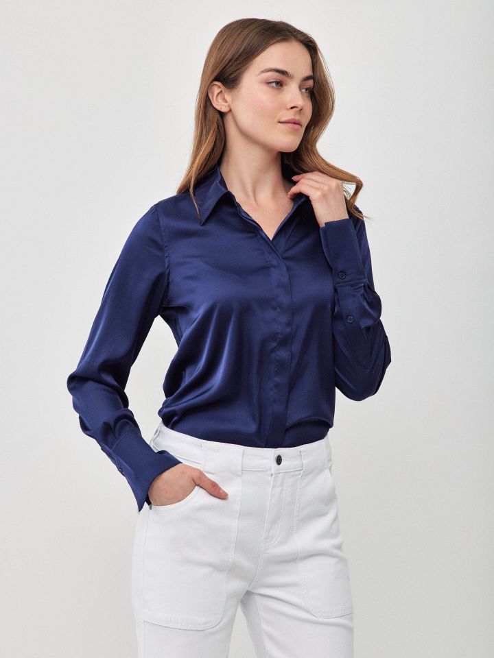 חולצה סטן מכופתרת PROMO בצבע כחול ונסה