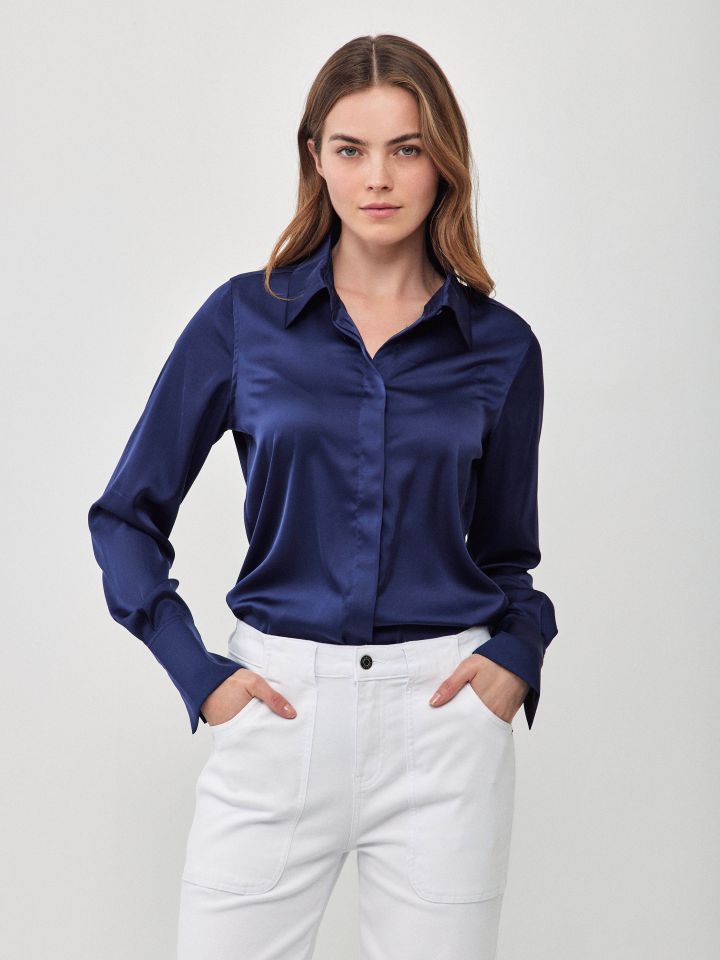 חולצה סטן מכופתרת PROMO בצבע כחול ונסה