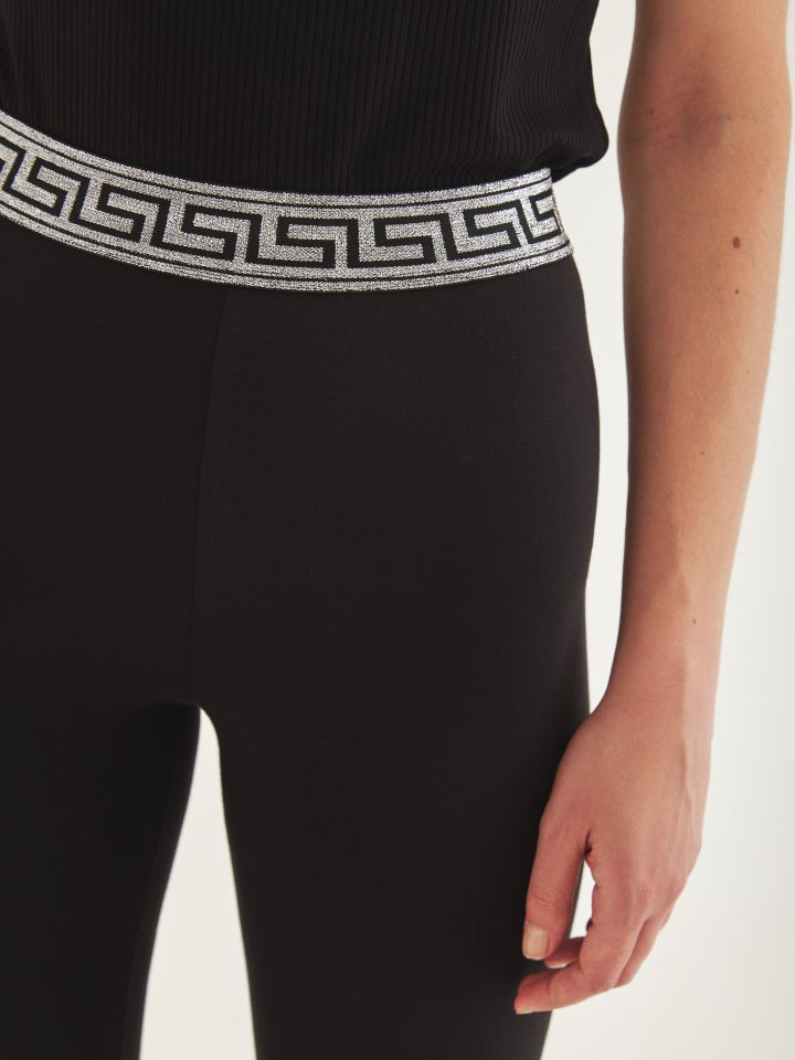 מכנסי טייץ 7/8 כפתורי לורקס בצבע שחור