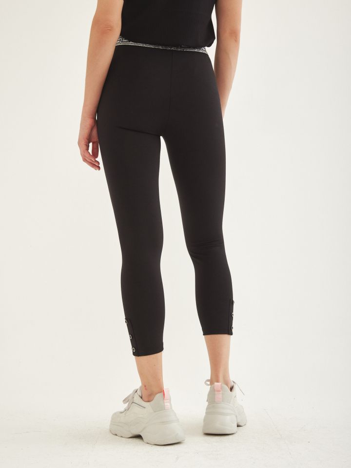 מכנסי טייץ 7/8 כפתורי לורקס בצבע שחור