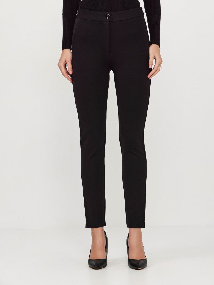 מכנסיים כיתוב בלבן PROMO בצבע שחור