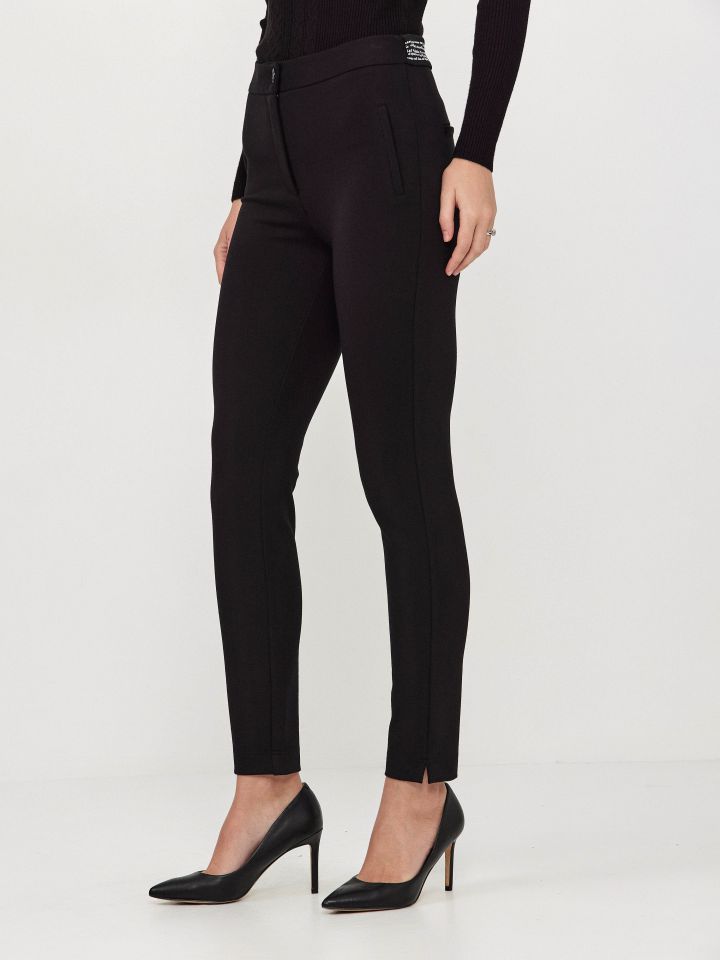 מכנסיים כיתוב בלבן PROMO בצבע שחור