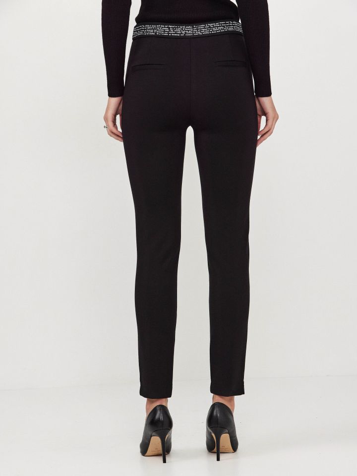 מכנסיים כיתוב בלבן PROMO בצבע שחור