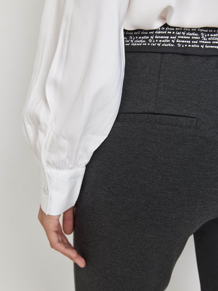 מכנסיים כיתוב בלבן PROMO בצבע אפור מרנגו