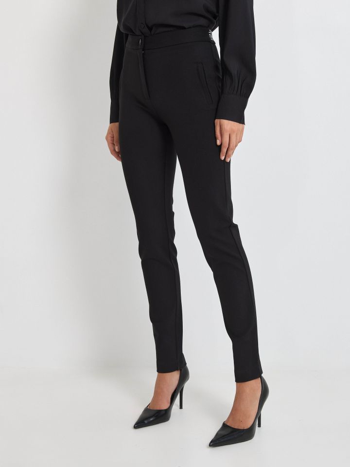 מכנסיים כיתוב בלבן PROMO בצבע שחור