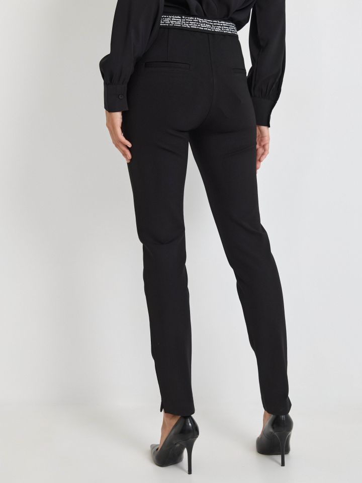 מכנסיים כיתוב בלבן PROMO בצבע שחור