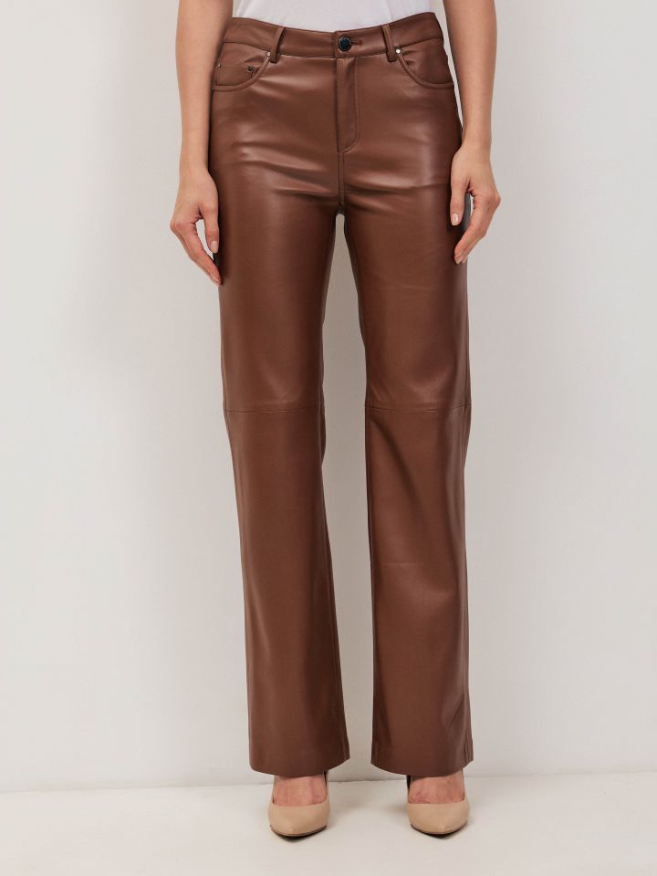 מכנסיים דמוי עור חמישה כיסים בצבע קפה