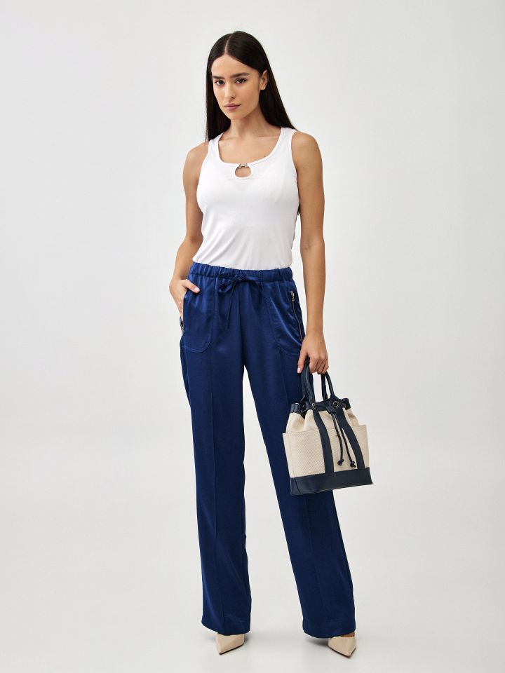 מכנסיים סטן כיסים בצבע כחול