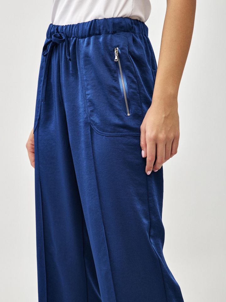 מכנסיים סטן כיסים בצבע כחול