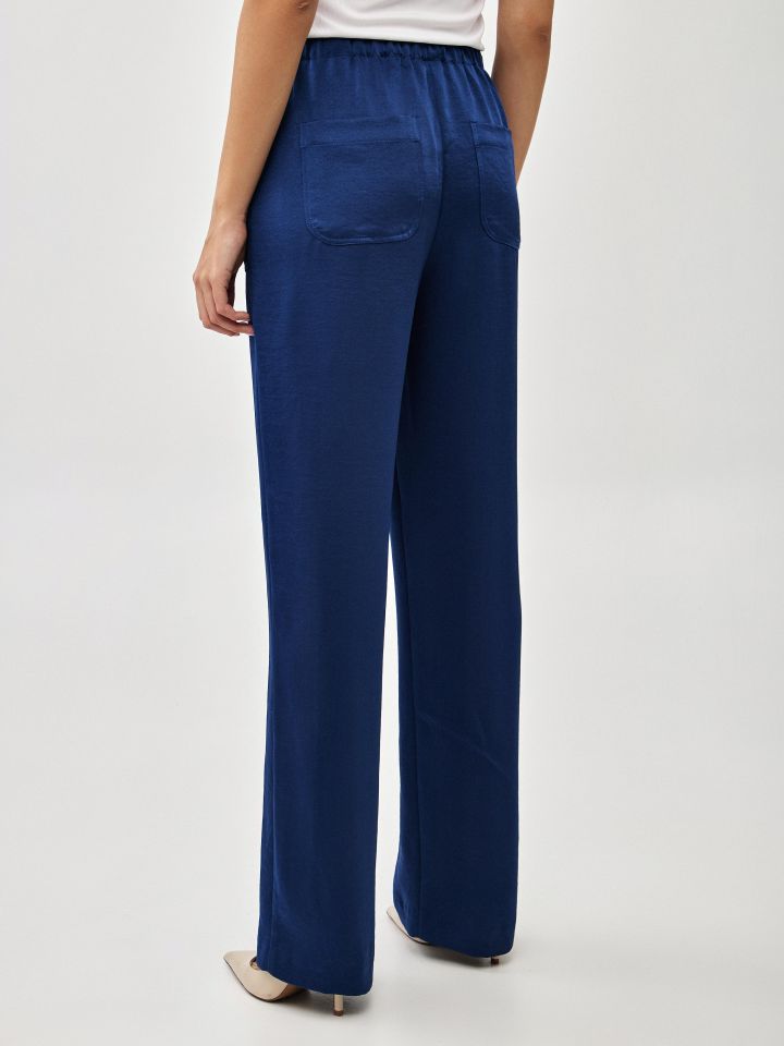 מכנסיים סטן כיסים בצבע כחול