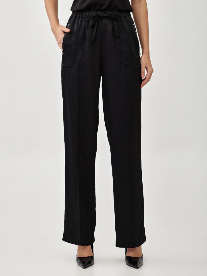 מכנסיים סטן כיסים בצבע שחור