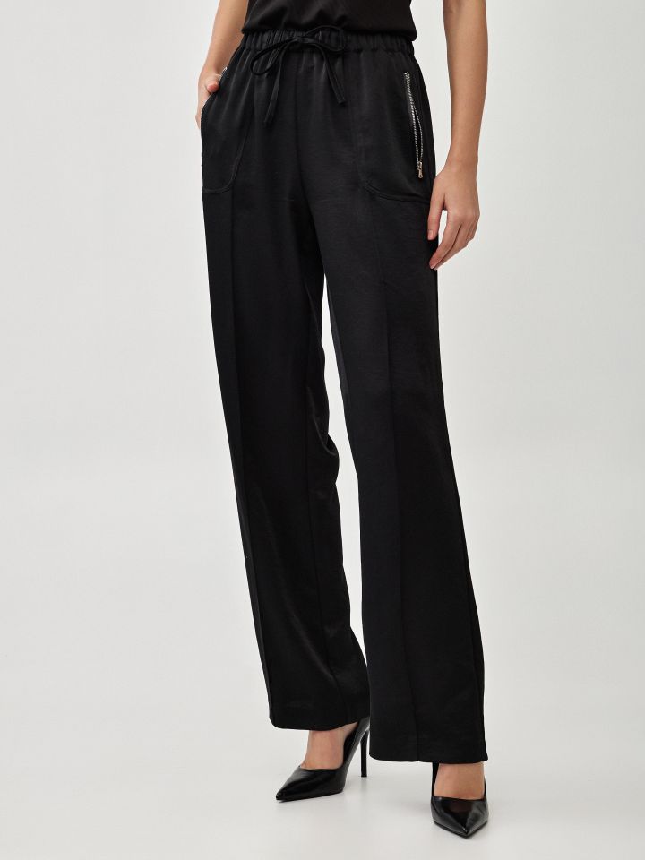 מכנסיים סטן כיסים בצבע שחור