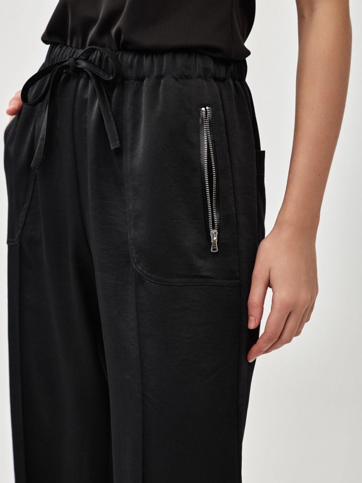 מכנסיים סטן כיסים בצבע שחור