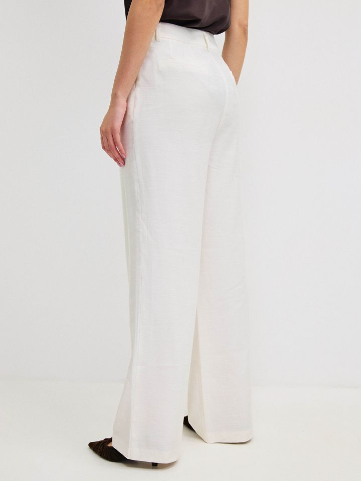 מכנסיים דמוי פישתן בצבע אופוויט