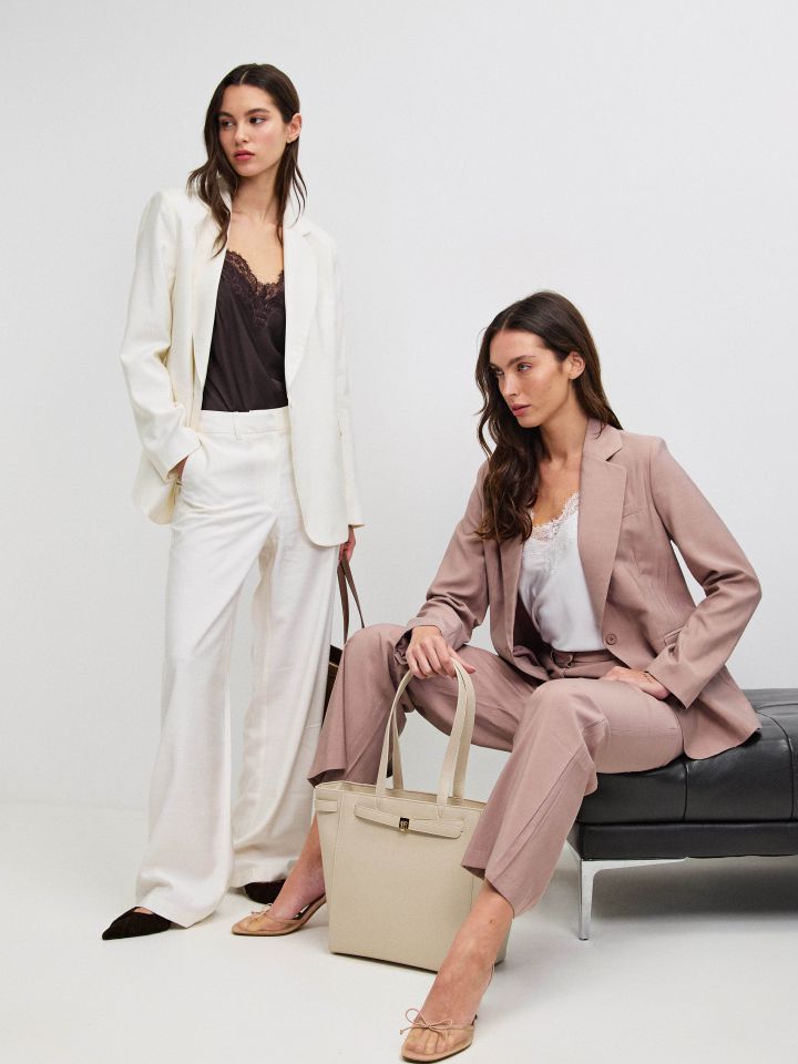 מכנסיים דמוי פישתן בצבע אופוויט