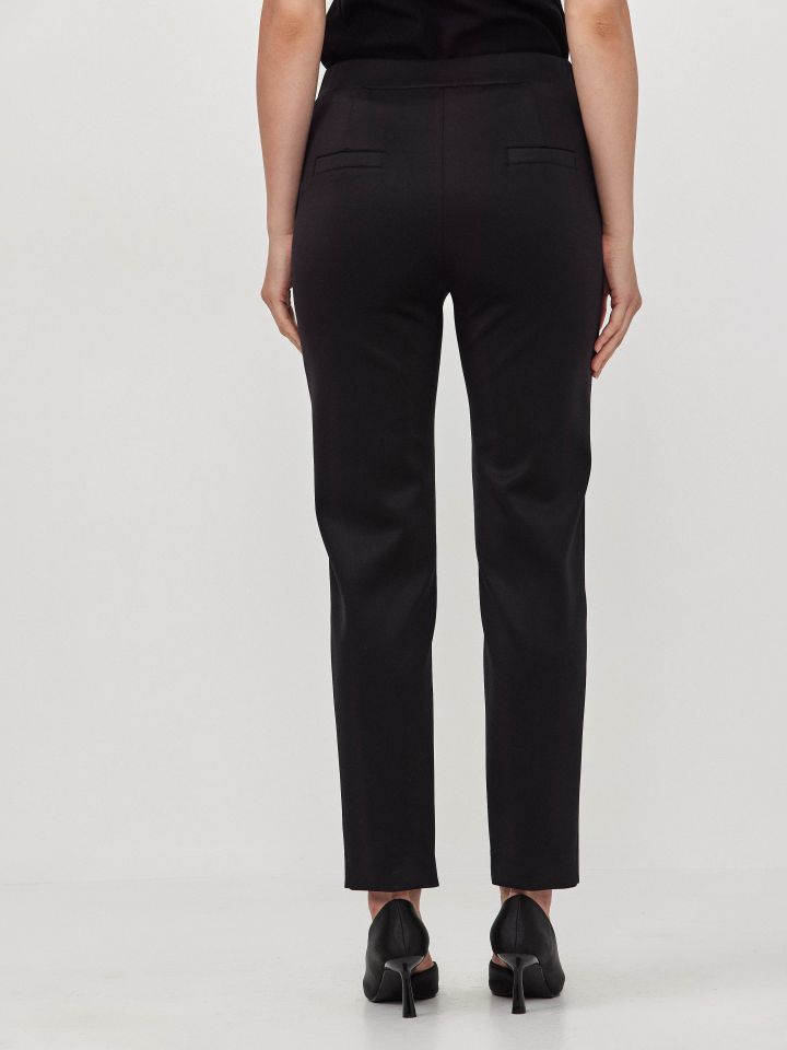 מכנסיים סקובה גומי בגב בצבע שחור