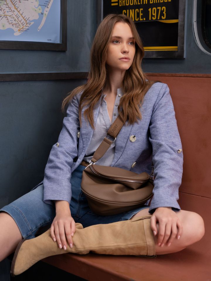 מכנסיים ג’ינס ברך בצבע ג’ינס בהיר