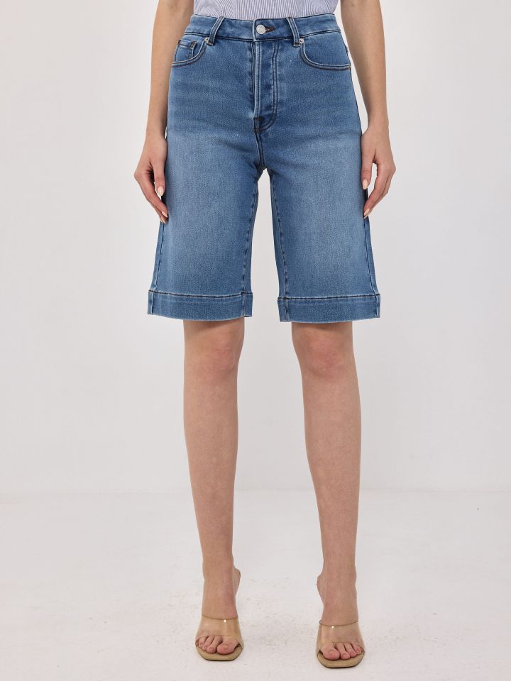 מכנסיים ג’ינס ברך בצבע ג’ינס בהיר