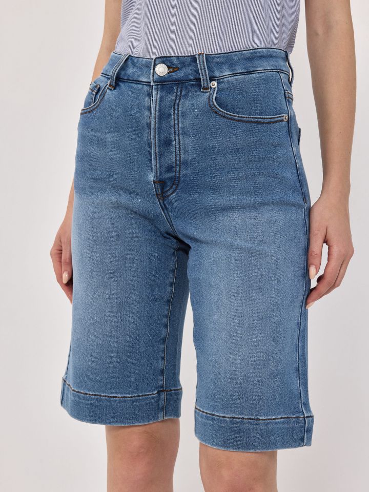 מכנסיים ג’ינס ברך בצבע ג’ינס בהיר