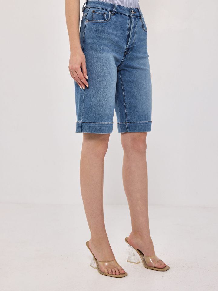 מכנסיים ג’ינס ברך בצבע ג’ינס בהיר