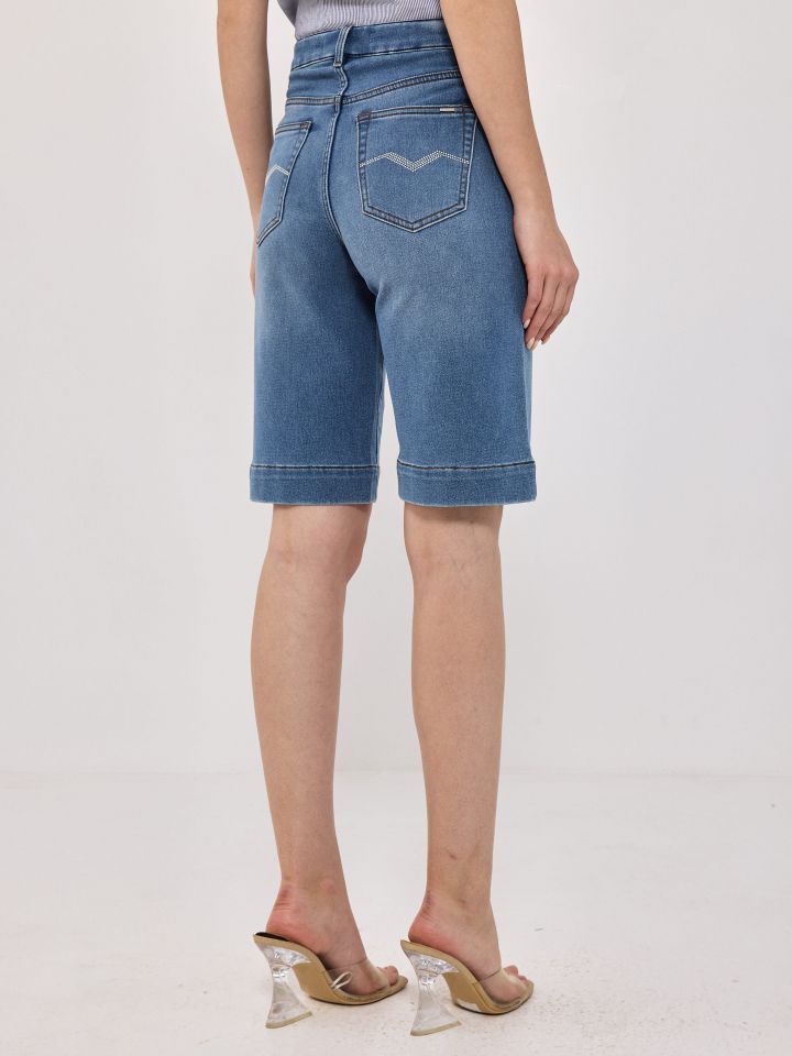 מכנסיים ג’ינס ברך בצבע ג’ינס בהיר