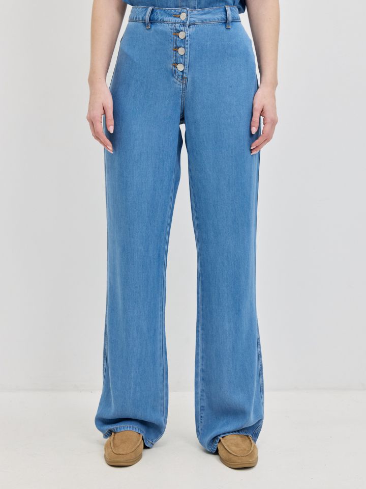 מכנסיים ג’ינס כפתורים בצבע ג’ינס בהיר