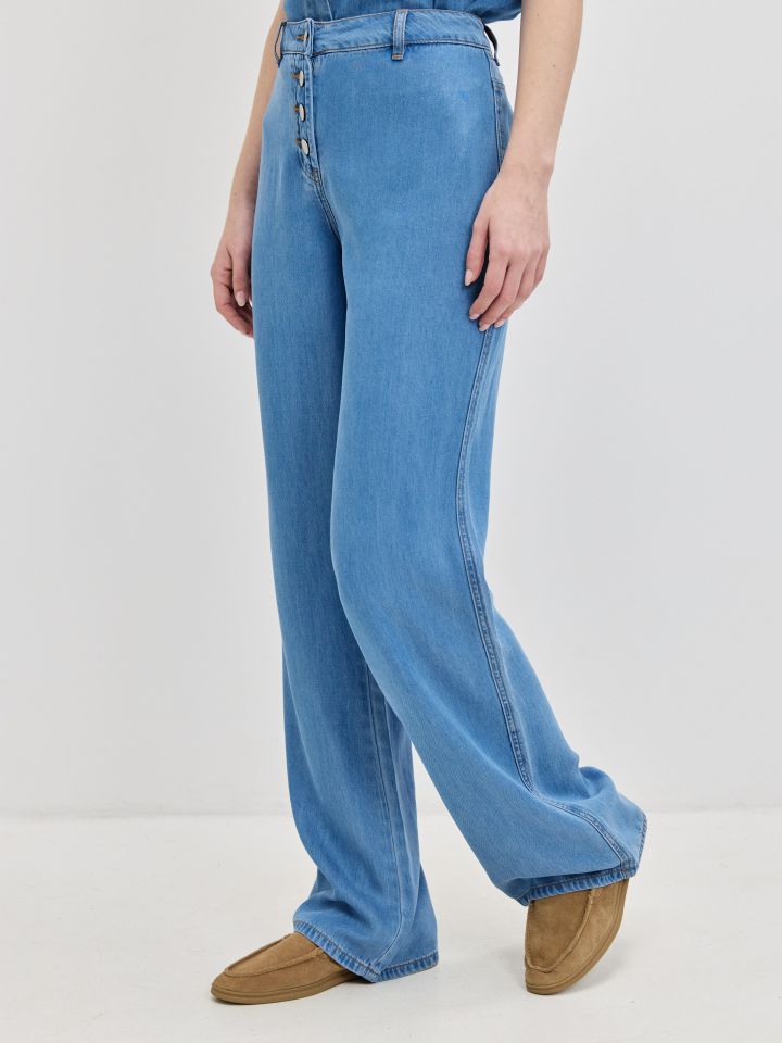 מכנסיים ג’ינס כפתורים בצבע ג’ינס בהיר