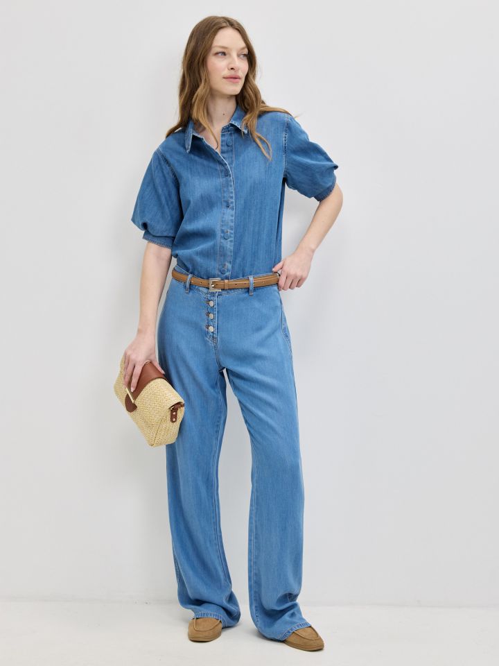 מכנסיים ג’ינס כפתורים בצבע ג’ינס בהיר