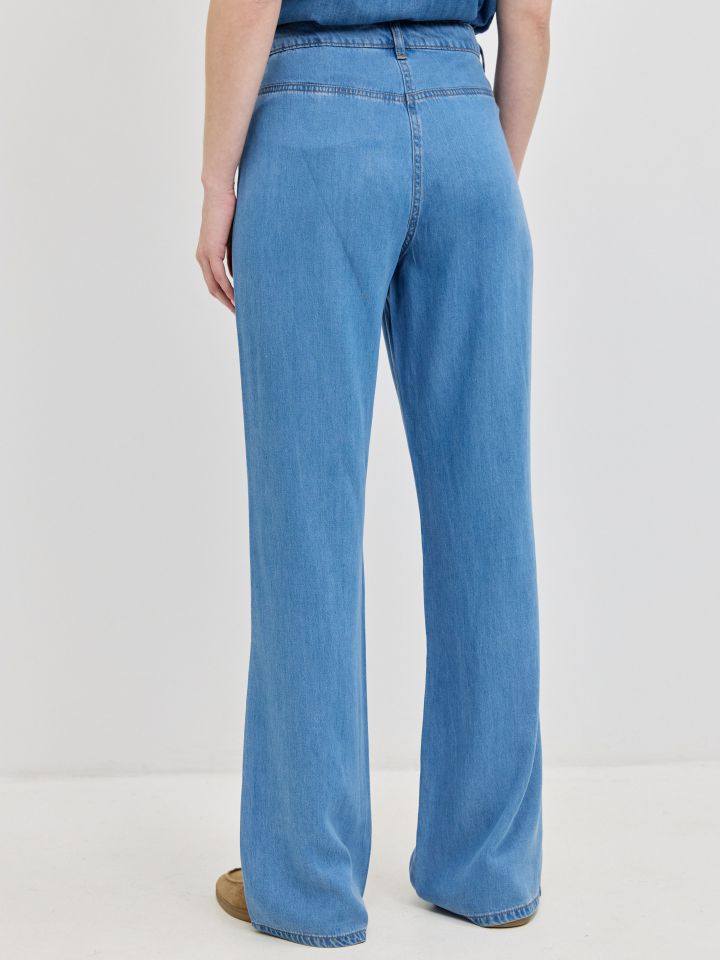 מכנסיים ג’ינס כפתורים בצבע ג’ינס בהיר