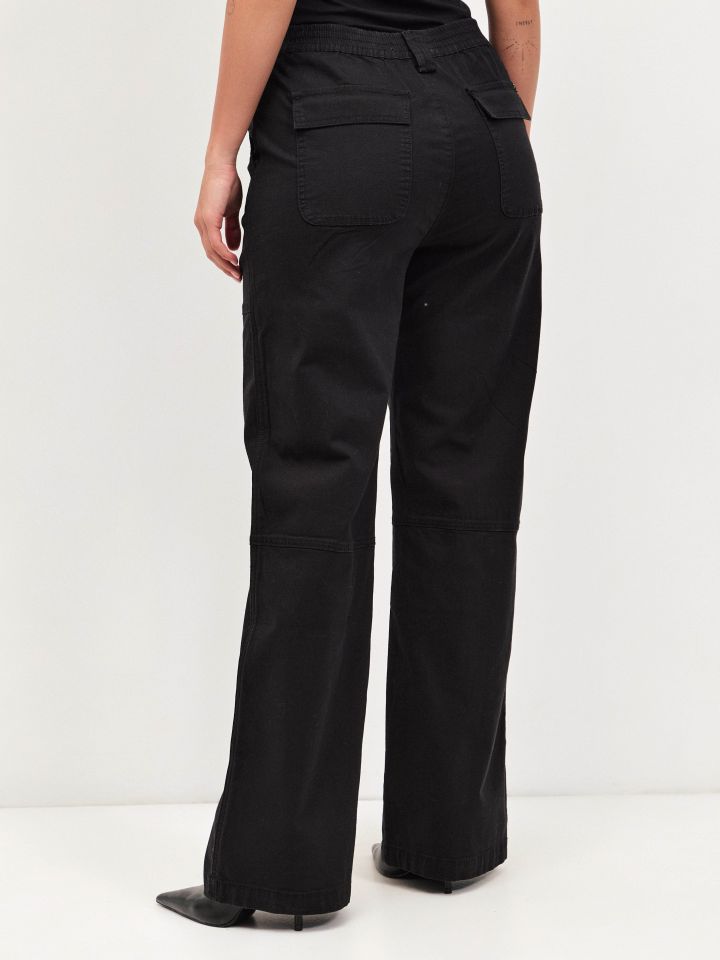 מכנסיים דגמייח גומי בגב בצבע שחור