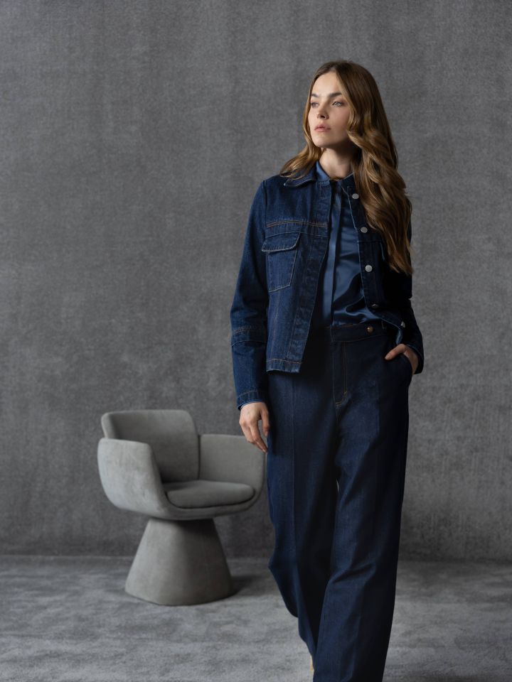 מכנסיים ג’ינס כפתורים בחגורה בצבע ג’ינס כהה