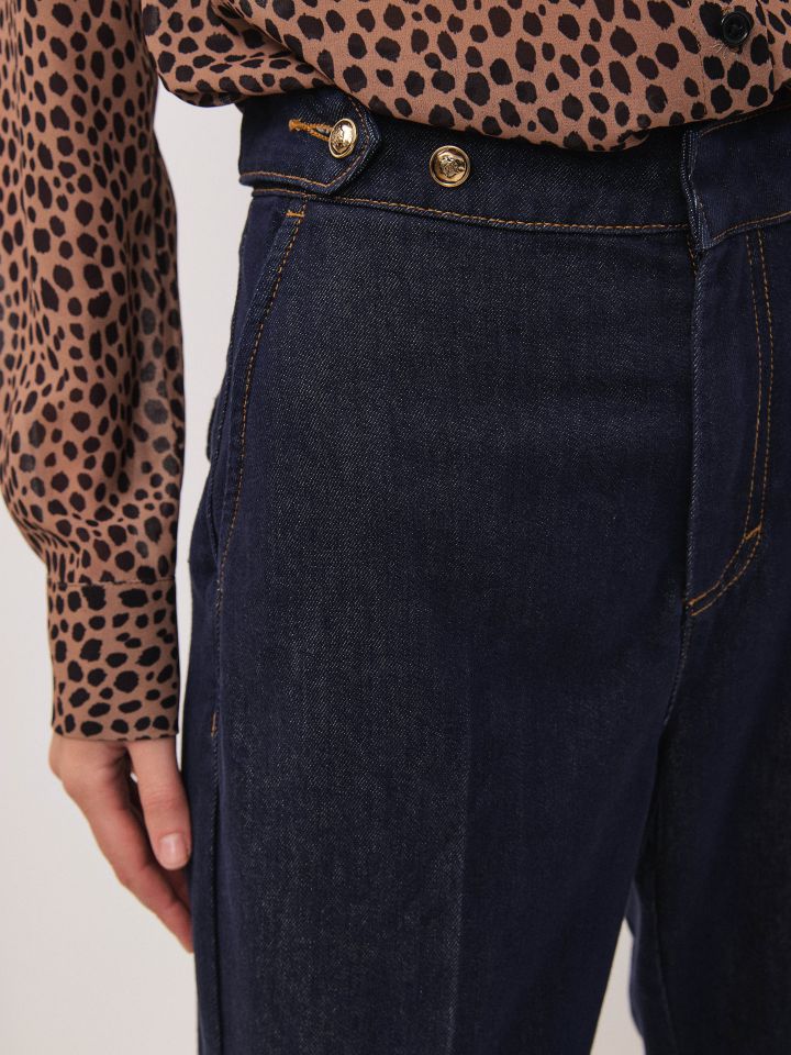 מכנסיים ג’ינס כפתורים בחגורה בצבע ג’ינס כהה