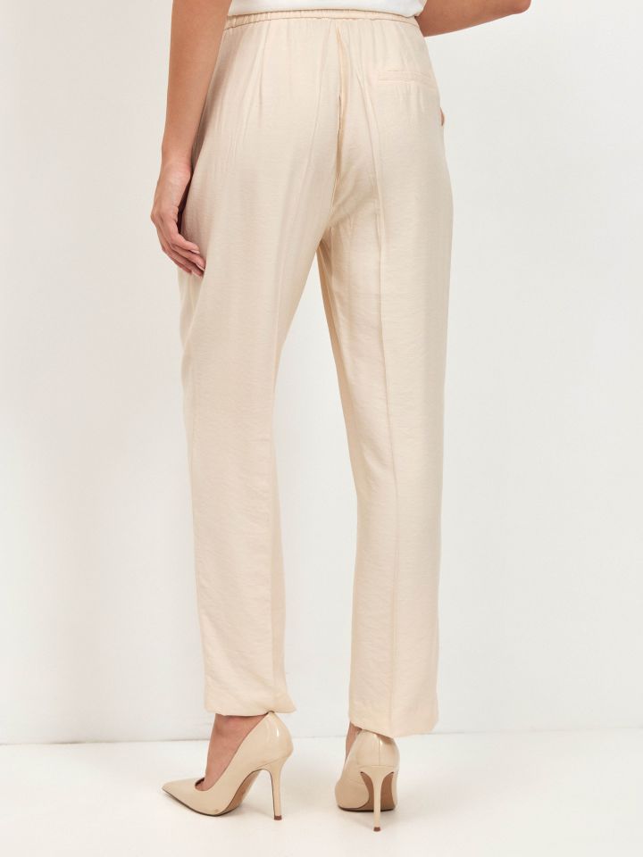 מכנסיים גומי בגב בצבע בייז’