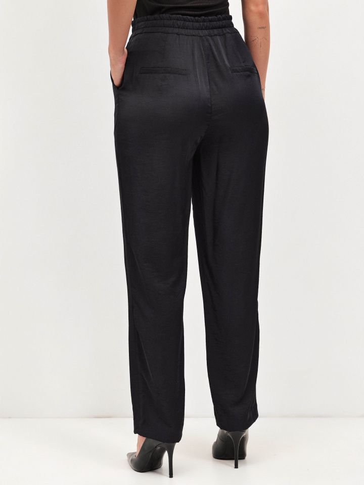 מכנסיים גומי בגב בצבע שחור